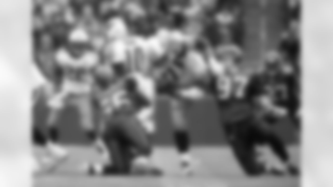 Darryl Tapp pressures Vince Young