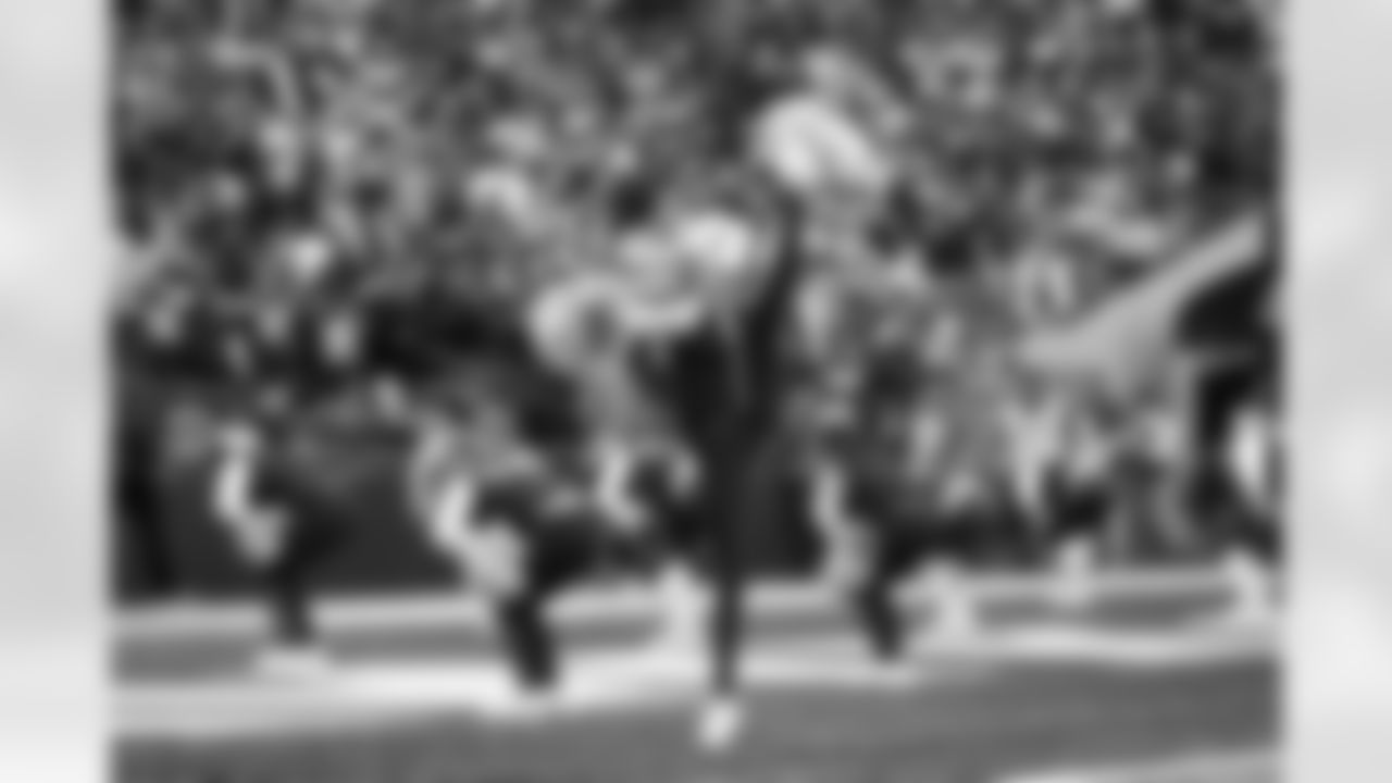 20221127_LVRvsSEA_DANCERS_POTTER-8883