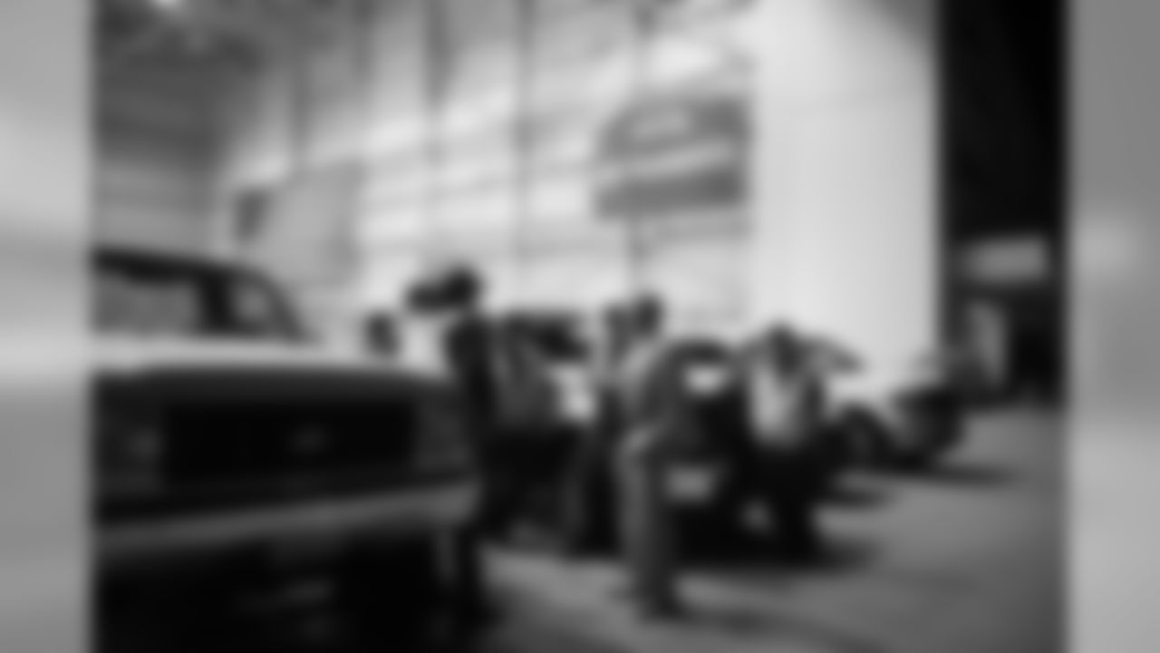 It's 2:45am when the Seahawks landed back in Seattle, but the late (early?) hour didn't prevent head coach Pete Carroll from greeting and thanking part of the ground crew at SeaTac airport.