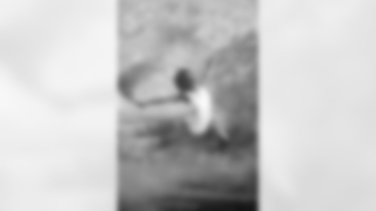 Seahawks_Breast-Cancer-Della_Crucial_Catch_SeaDancers_SP-24