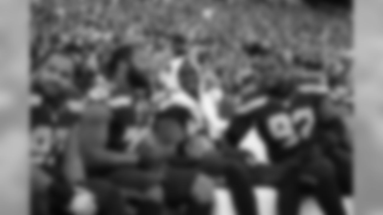 [November 22, 1992]: Chiefs 24- Seahawks 14Running back Barry Word (23) of the Kansas City Chiefs runs past Cortez Kennedy (99) of the Seattle Seahawks for three of his 85 yards during the third quarter of NFL game in Seattle, Nov. 22, 1992. (AP Photo/Barry Sweet)