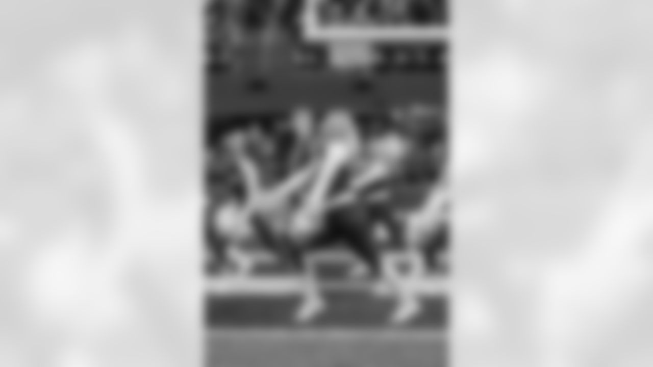 20221211_CARvsSEA_Dancers_POTTER-171