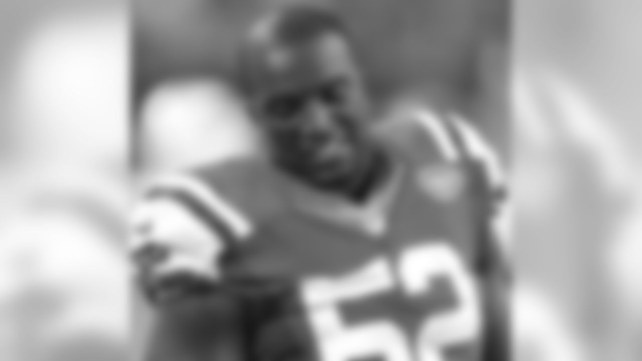 New York Jets linebacker David Harris (52) looks up from the sideline with his helmet off during a NFL football game against the Dallas Cowboys, Saturday, December 19, 2015 in Arlington, Texas. The Jets won the game, 19-16. (Paul Jasienski via AP)