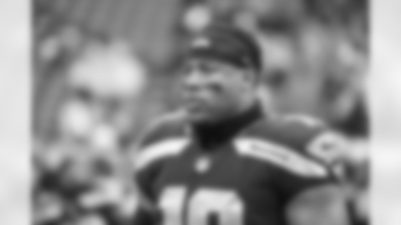The best photos of Seahawks linebacker Uchenna Nwosu from the 2022 season.