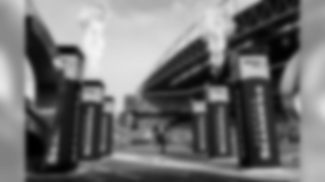 [December 14, 2006]: 49ers 24 – Seahawks 14San Francisco 49ers running back Frank Gore (21)runs with the ball during a game against the Seattle Seahawks Thursday, Dec. 14, 2006 at Qwest Field in Seattle. (AP Photo/Ted S. Warren)