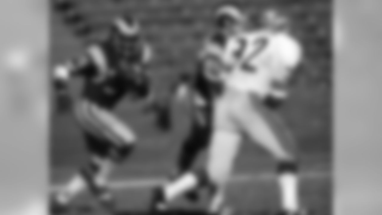 Los Angeles Rams running back Rod Phillips (39) runs behind a block by running back Jim Bertelsen (45) on Seattle Seahawks linebacker Mike Curtis (32) during an NFL game at the Los Angeles Coliseum on October 31, 1976. The Rams defeated the Seahawks 45-6. (Peter Read Miller via AP)