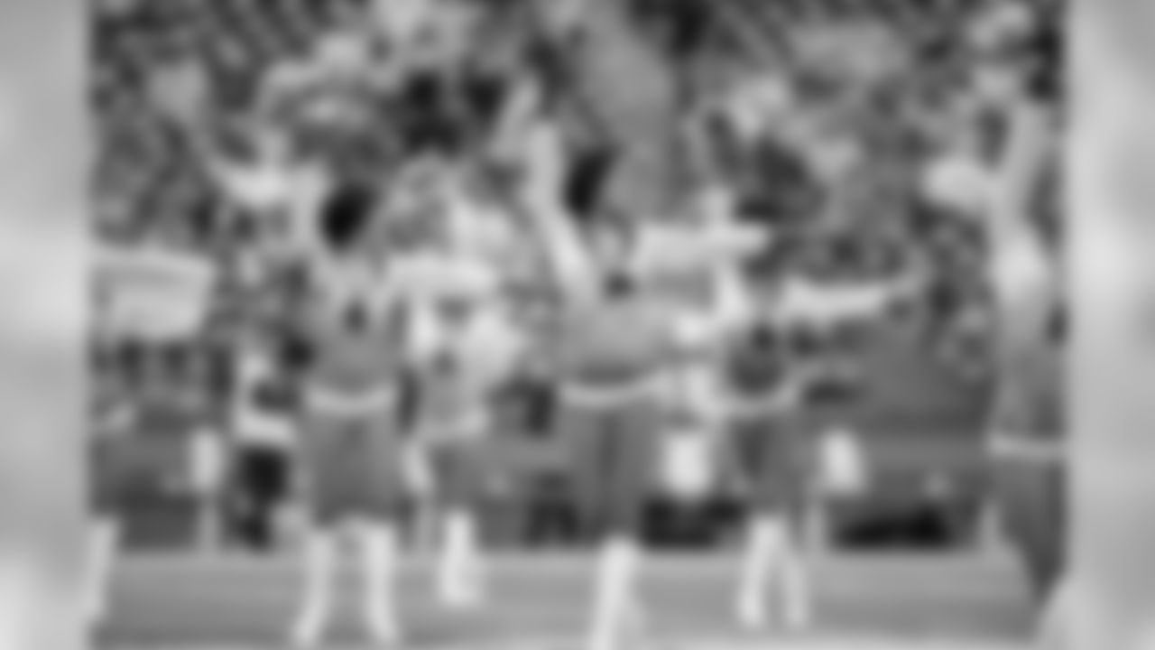 temp08292013_Seahawks_Raiders_SeaGals-4.jpg