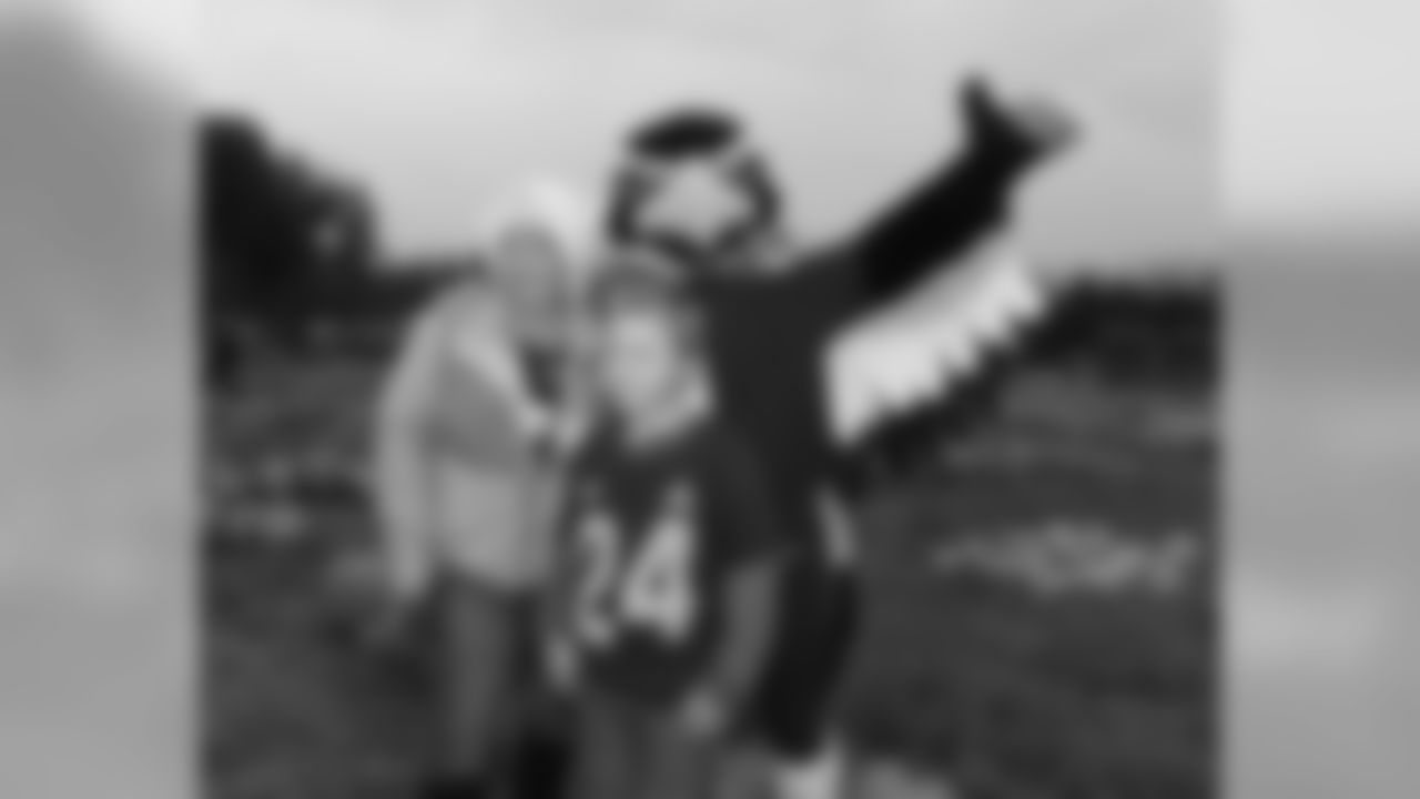 [November 16, 2003]: Seahawks 35 – Lions 14 Seattle Seahawks running back Shaun Alexander (37) is brought down by Detroit Lions' James Hall in the first half Sunday, Nov. 16, 2003, in Seattle. (AP Photo/Elaine Thompson)