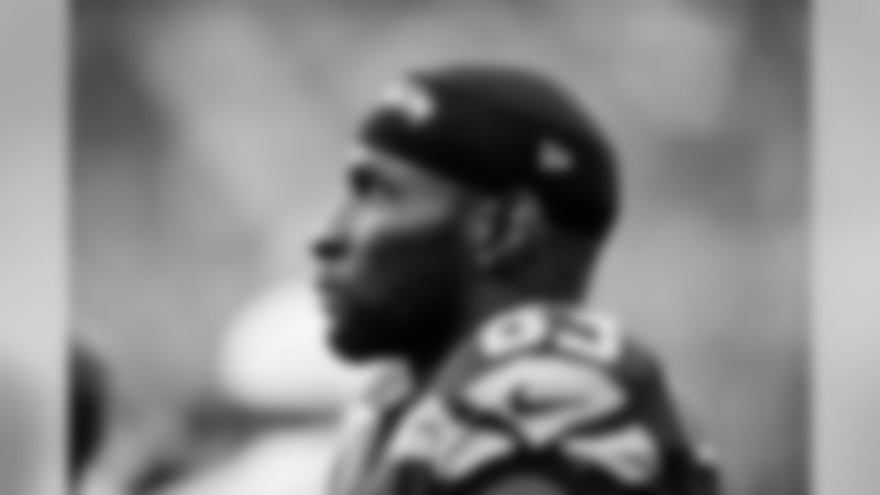 [December 26, 1999]: Seahawks 23- Chiefs 14Seattle Seahawks' Christian Fauria runs ahead of Kansas City Chiefs' Donnie Edwards after catching a pass in the third quarter in Seattle on Sunday, Dec. 26, 1999. (AP Photo/Lauren McFalls)