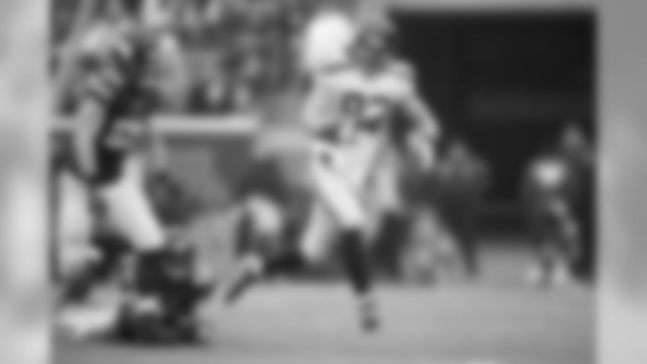 The Seahawks went right back to Luke Willson on the very next play and he outran the Vikings defense for a 22-yard gain and another first down.