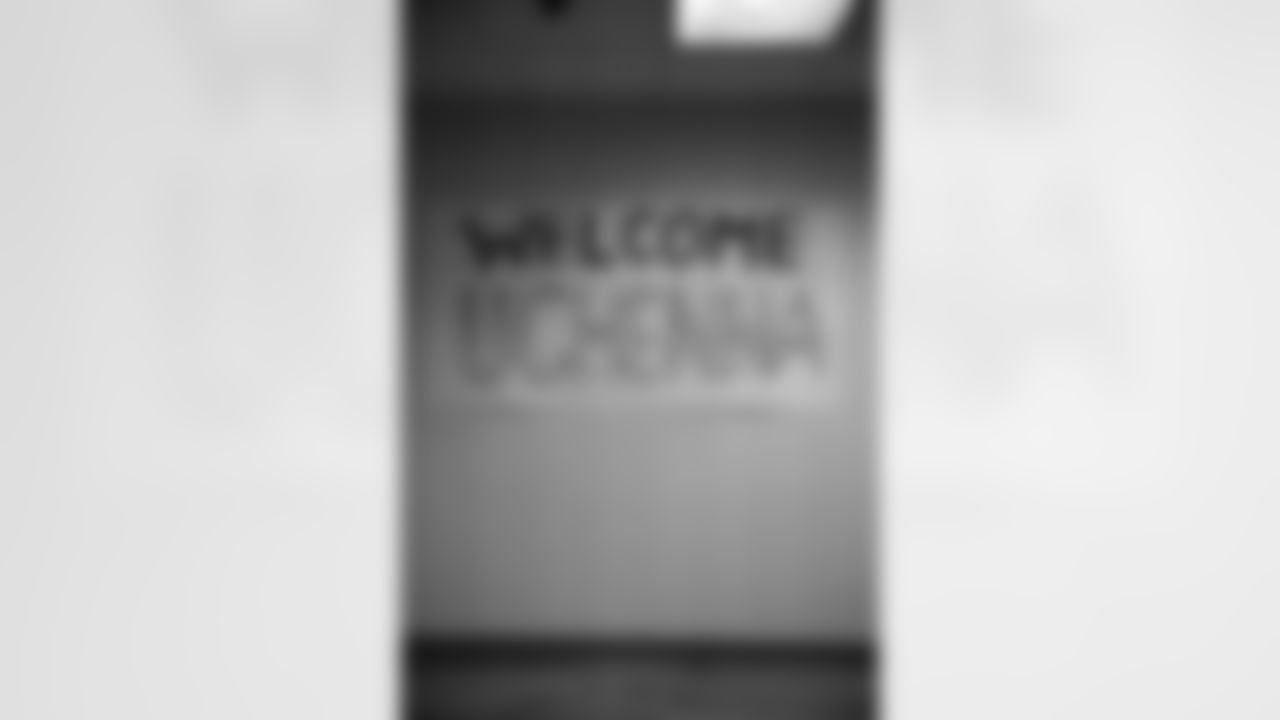 12.05.22_Weintrob_A7IV_Seahawks_UchennaNwosuReadingCorner_031