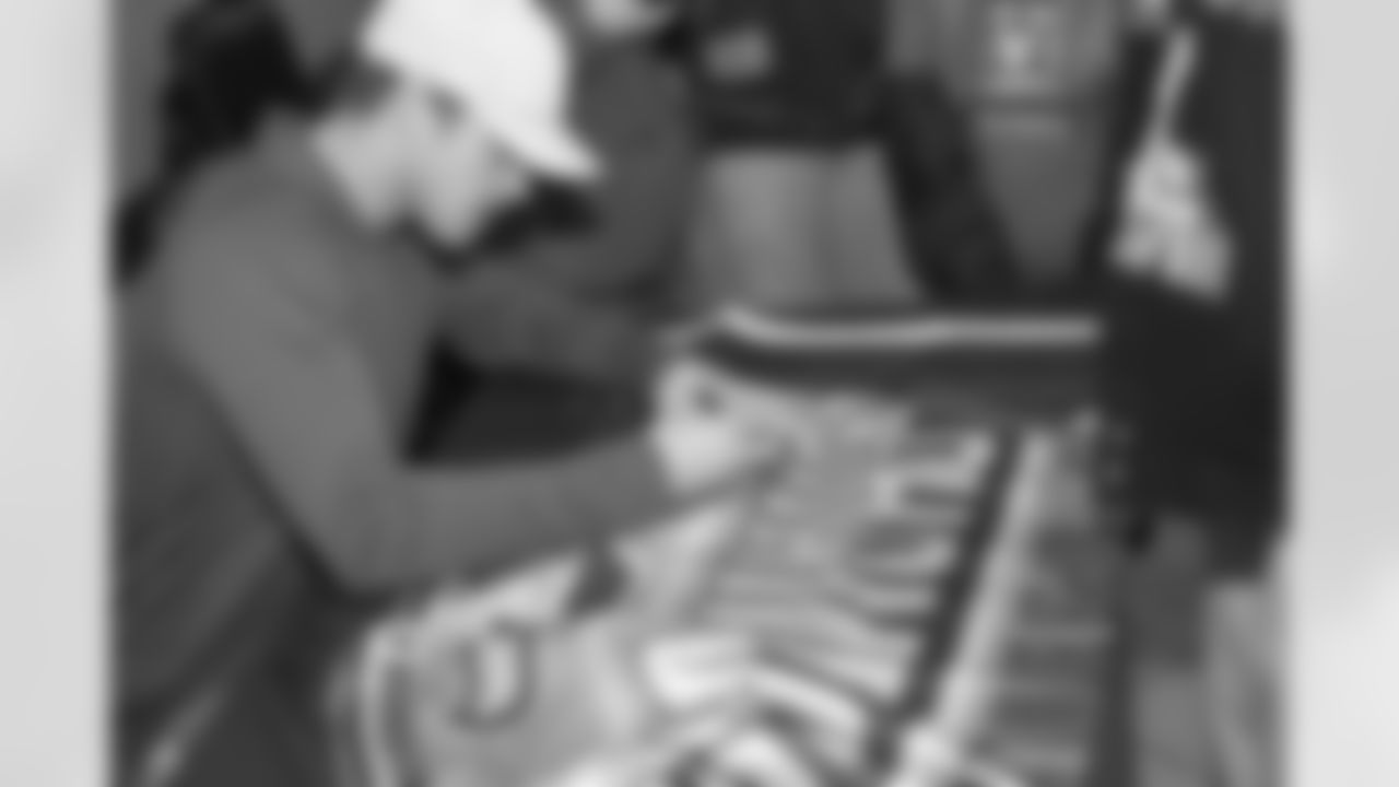 [October 18, 2009]: Cardinals 27 – Seahawks 3Arizona's Larry Fitzgerald stretches out to make an acrobatic catch while Seattle's Kelly Jennings defends.