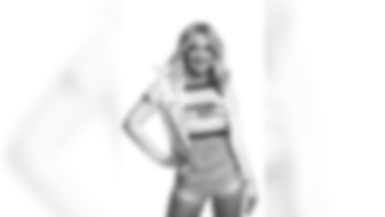 Seahawks Dancer Ashli has glamour shots taken prior to the 2021 season.