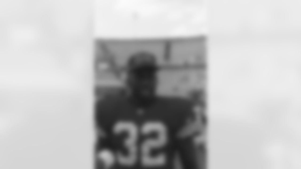 San Francisco 49ers running back Ricky Watters (32) stands on the field ahead of a game against the Tampa Bay Buccaneers in Tampa, FL, Nov. 14, 1993. The 49ers defeated the Buccaneers 45-21. (Paul Spinelli via AP)