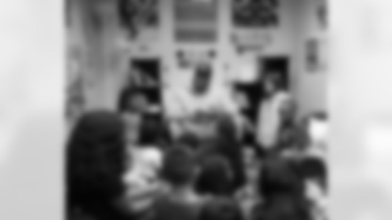 12.05.22_Weintrob_A7IV_Seahawks_UchennaNwosuReadingCorner_013