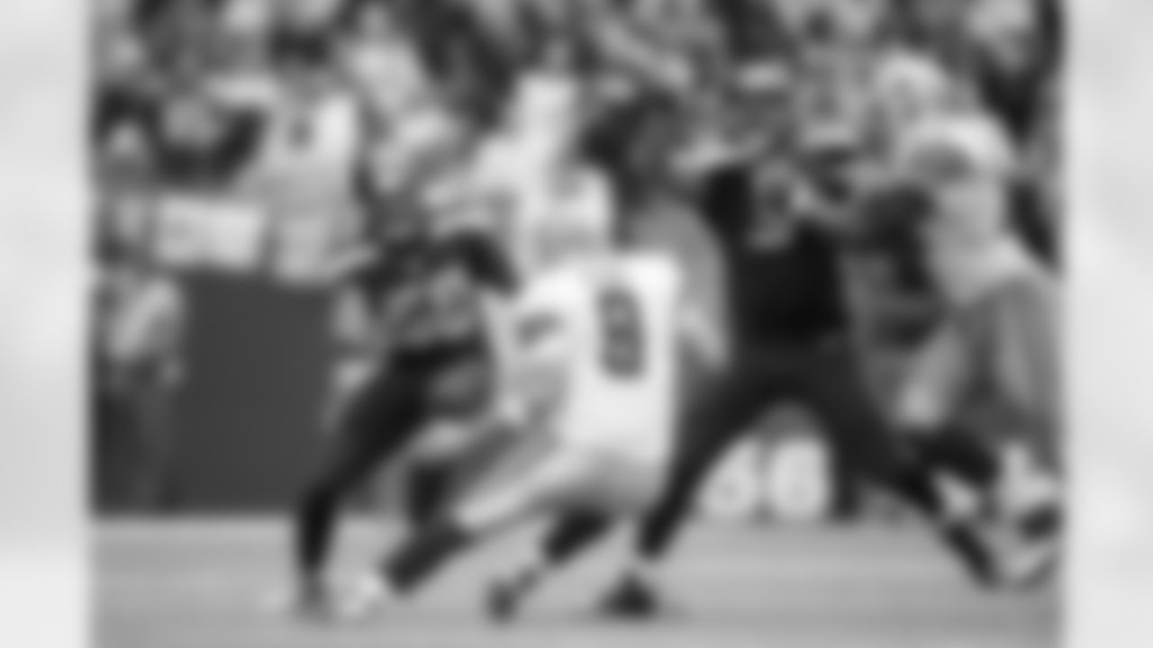 NFC Divisional Playoffs. [January 14, 2007]: Bears 27 - Seahawks 24 (OT) Chicago Bears linebacker Brian Urlacher (54), right, and safety Chris Harris (46) break up a pass intended for Seattle Seahawks wide receiver Darrell Jackson (82) during the second quarter of the NFC divisional playoff football game in Chicago, Sunday, Jan. 14, 2007. (AP Photo)