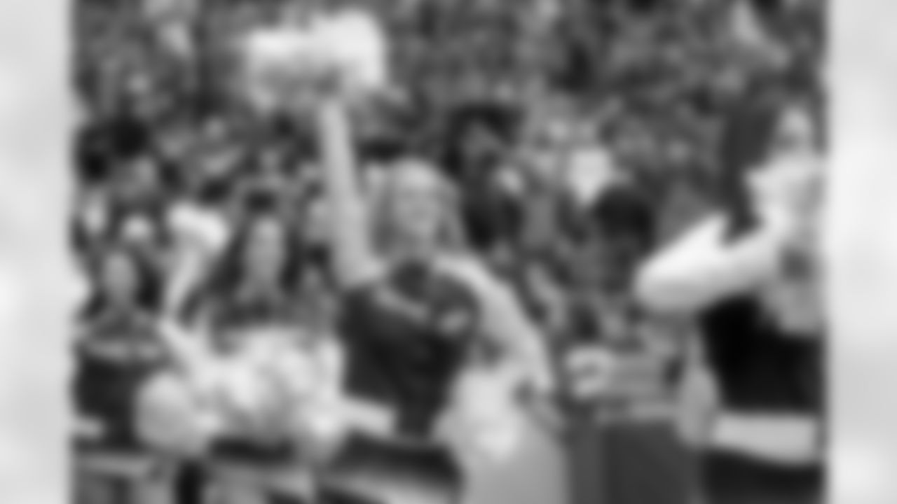 20221211_CARvsSEA_Dancers_POTTER-39