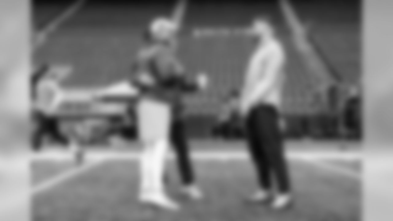 It was a tight end homecoming of sorts as former Seahawks tight end and current Packer Jimmy Graham greeted tight ends coach Pat McPherson and Seahawks tight end Nick Vannett on the field during pregame.
