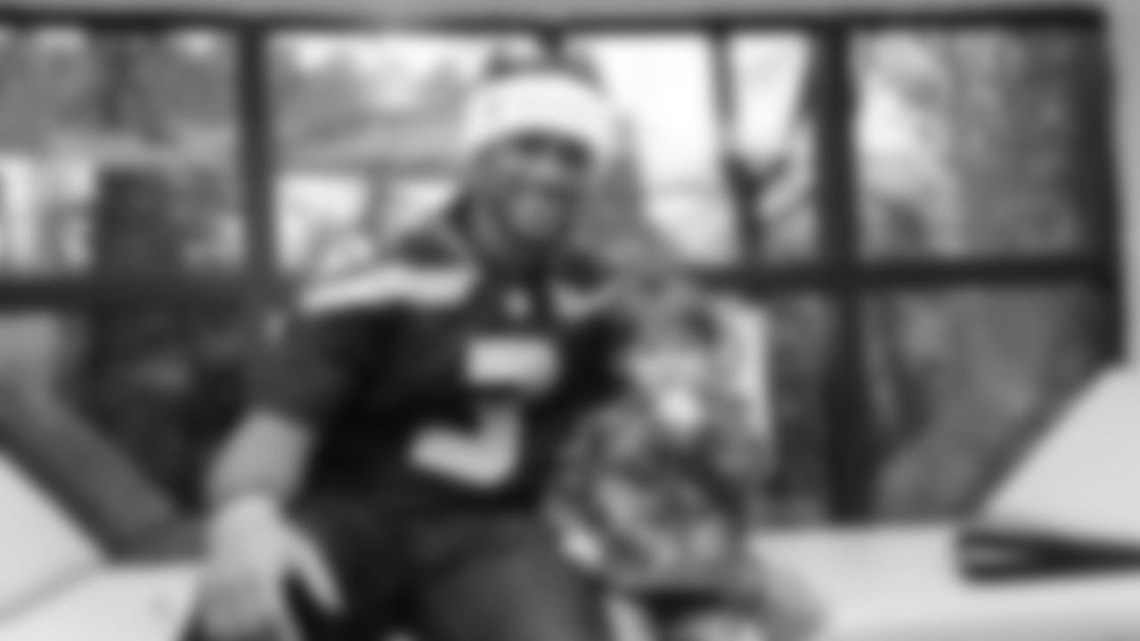 Russell-Wilson_Walter-Payton-Man-Of-The-Year-20121211_15-36-55_RW early SCH visit 3_