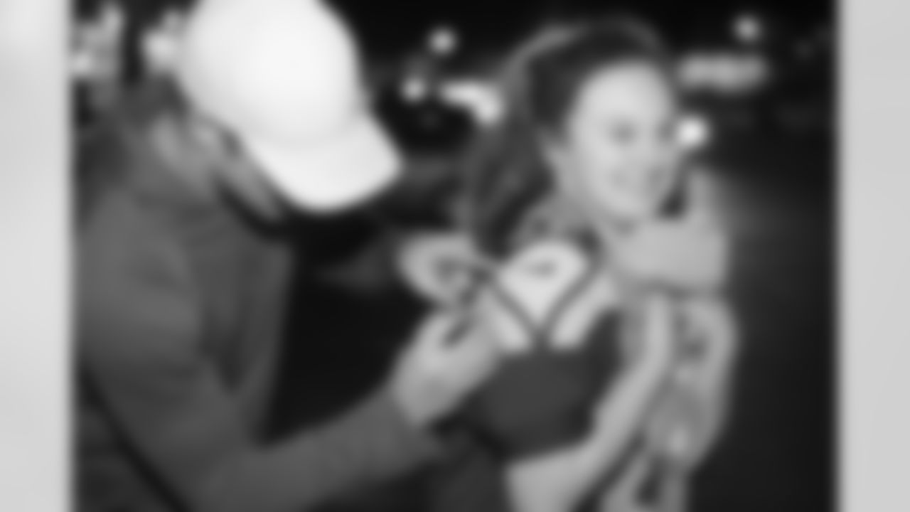 [November 16, 2008]: Cardinals 26 – Seahawks 20Running back Julius Jones #22 of the Seattle Seahawks gets pulled down against the Arizona Cardinals on Sunday November 16, 2008 in Seattle, Washington. The Cardinals won the game 26-20. (AP Photo/Thomas E. Witte)