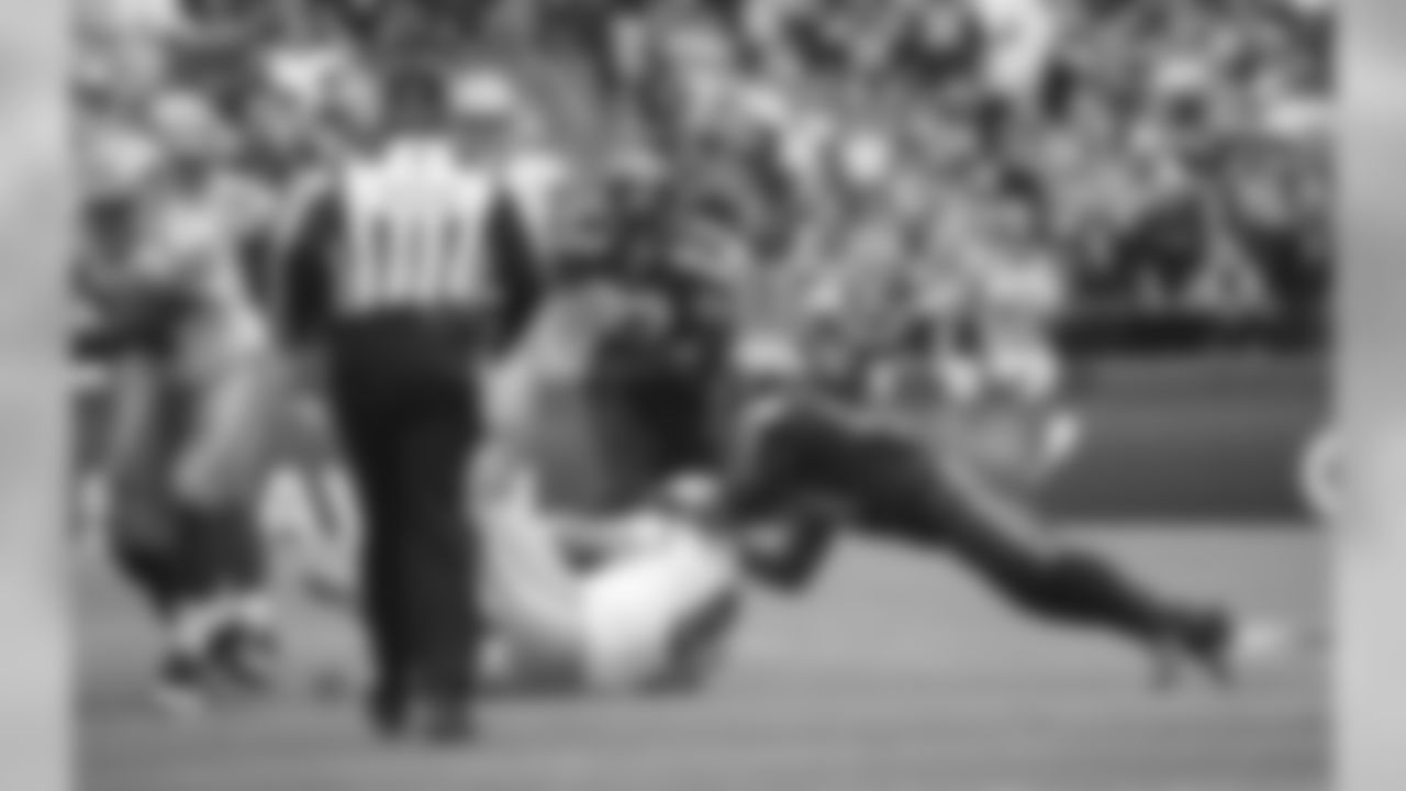 [October 1, 2006]: Bears 37 - Seahawks 6 Defensive lineman Tommie Harris #91 of the Chicago Bears pressures quarterback Matt Hasselbeck #8 of the Seattle Seahawks at Soldier Field on October 1, 2006 in Chicago, Illinois. (AP Photo)