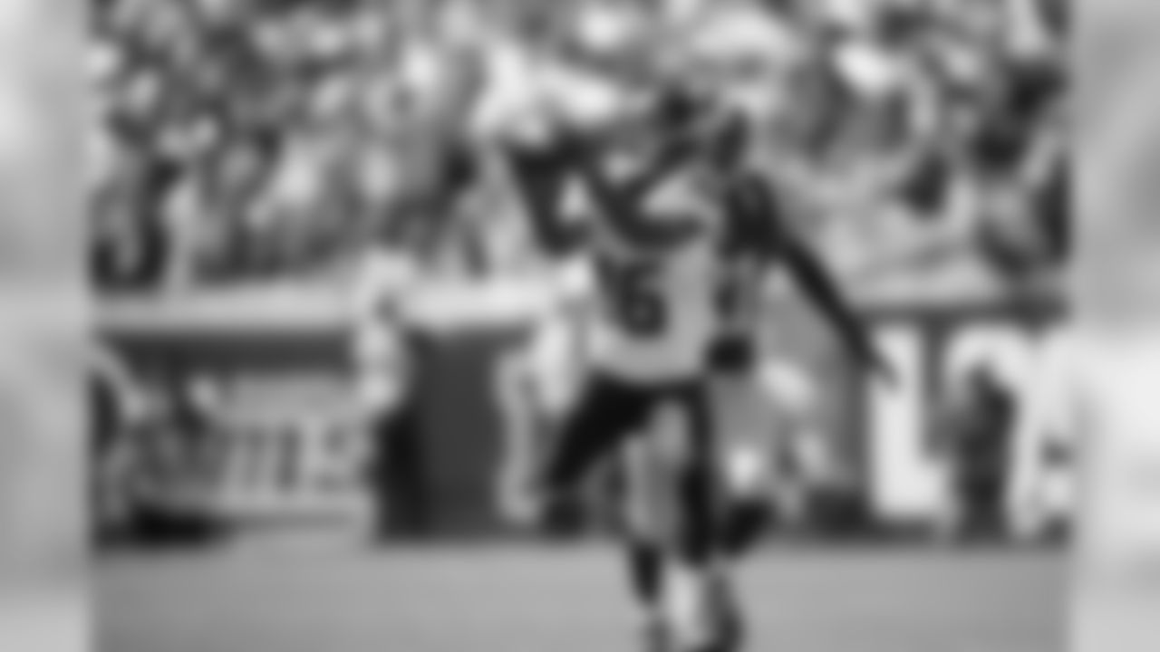 Seahawks receiver Tyler Lockett hauls in a long pass from Russell Wilson.