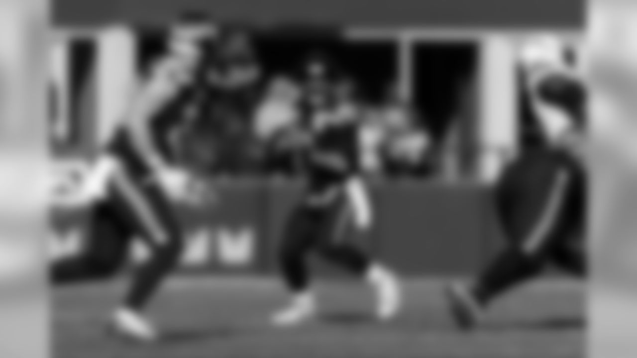 Quarterback Russell Wilson focuses on crossing tight end Nick Vannett during the first quarter.