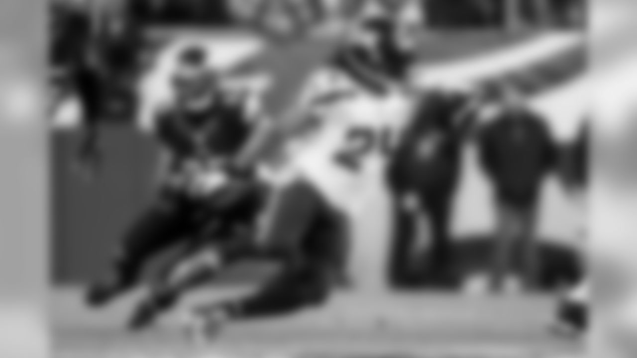 Seattle tried to establish its running game early, and Marshawn Lynch found a hole to cut back to for a 21-yard gain on the Seahawks opening drive.