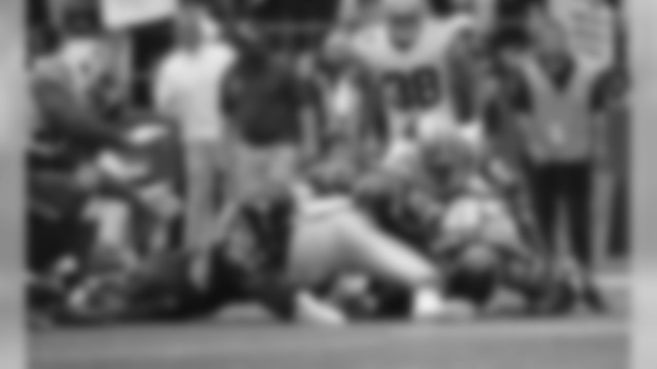 [September 27, 2009]: Bears 29 - Seahawks 25As Seattle's Julius Jones heads up the Seahawks sideline, Chicago's Charles Tillman leapfrogs teammate Kevin Payne in an attempt to make the tackle.