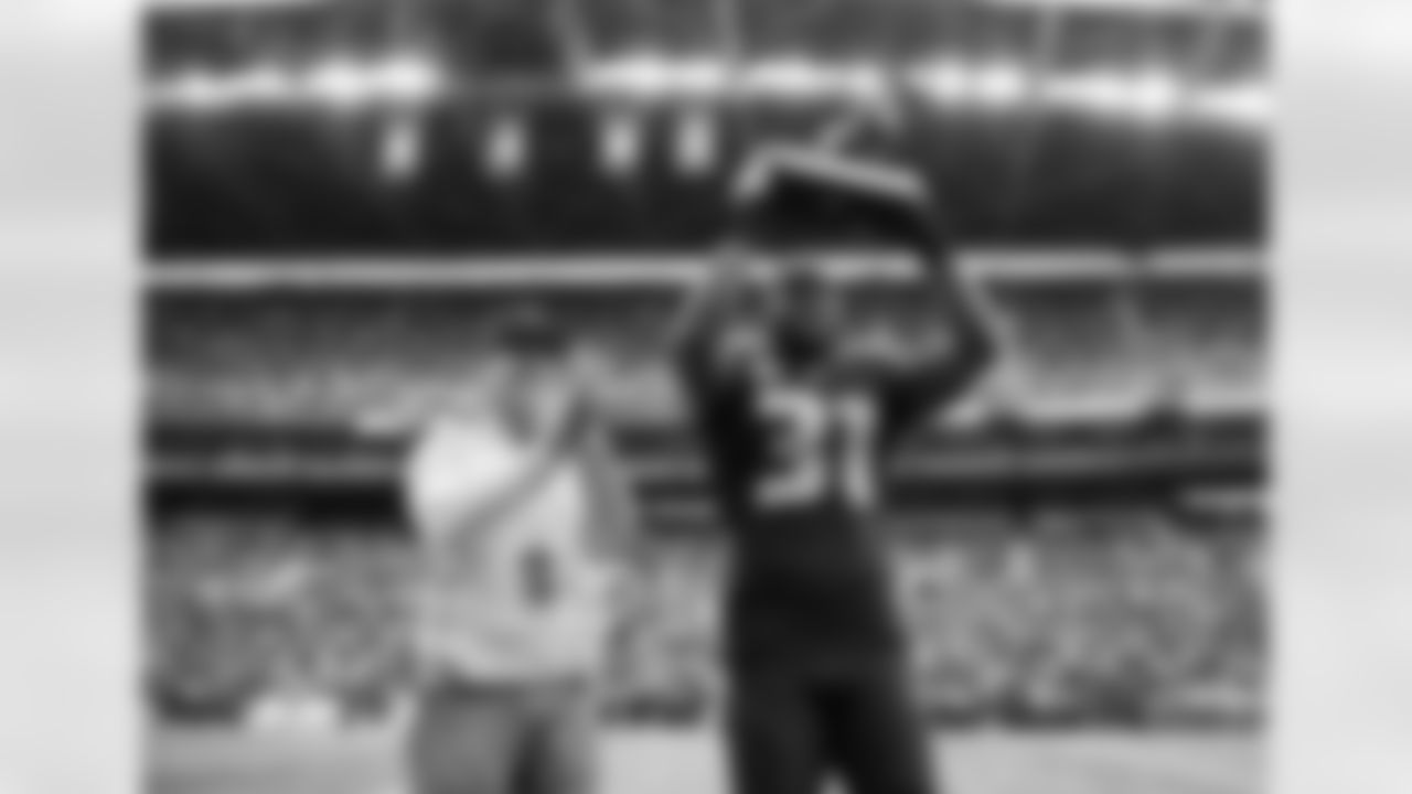 Kam Chancellor wins the Steve Largent Award.
