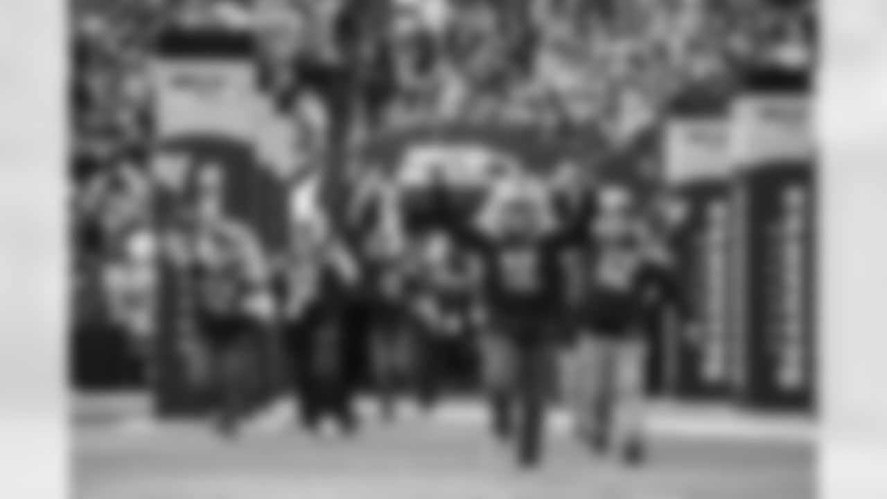 [November 8, 1981]: Seahawks 24 – Steelers 21Steve Largent of the Seattle Seahawks runs with the ball during game action against the Pittsburgh Steelers, Nov. 8, 1981. (AP Photo)