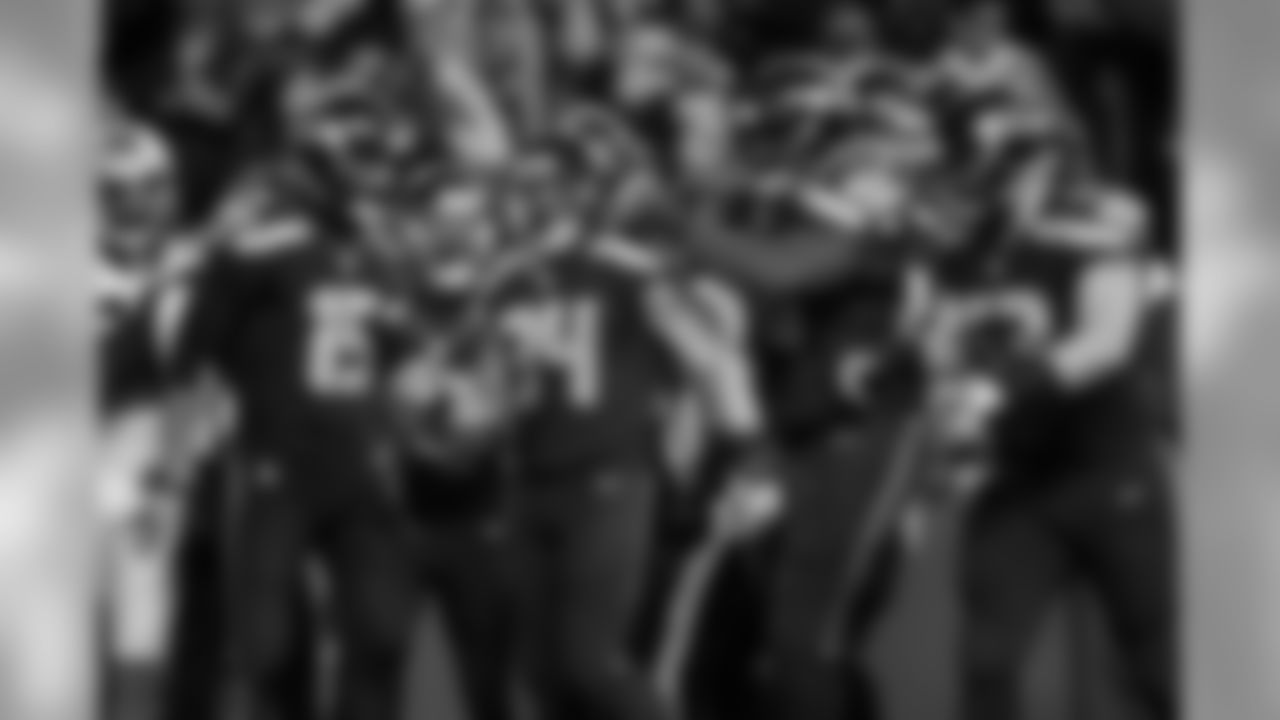 Thomas Rawls celebrates his touchdown with members of the offense including Jermaine Kearse, Tyler Lockett, Germain Ifedi, Justin Britt and Mark Glowinski.