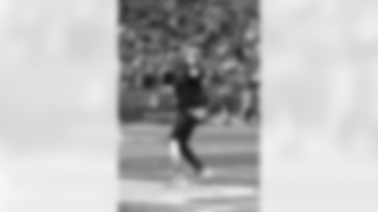 20221211_CARvsSEA_Dancers_POTTER-54