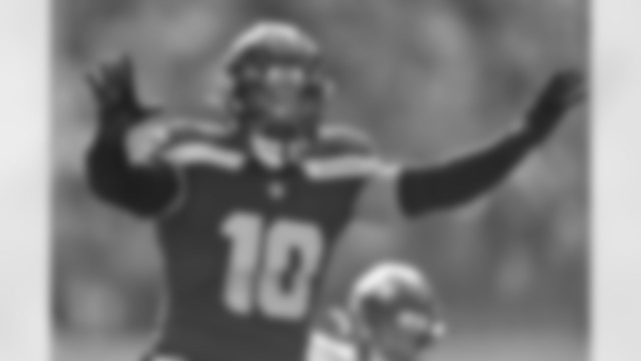 The best photos of Seahawks linebacker Uchenna Nwosu from the 2022 season.