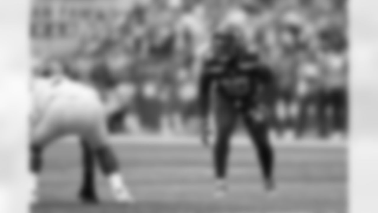 Seahawks linebacker Uchenna Nwosu (10).