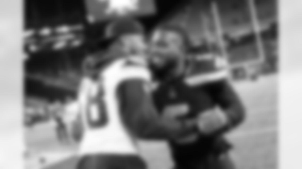 Seahawks safety Quandre Diggs (6) meets with fellow University of Texas alum, Jordan Hicks of the Minnesota Vikings.