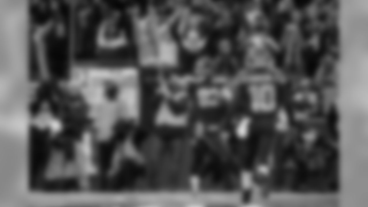 Seattle's Luke Willson celebrates after scoring in the fourth quarter.