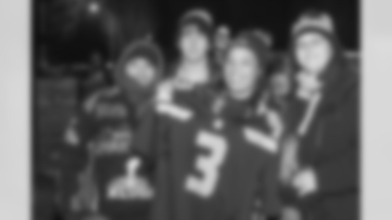 [September 13, 1998]: Seahawks 33 – Cardinals 14Arizona Cardinals’ Chris Gedney (84) takes in a pass while in the grasp of Seattle Seahawks’ Fred Thomas (22) and goes for a touchdown in the fourth quarter, Sept. 13, 1998 in Seattle. The play went 23 yards but wasn’t enough as Seattle won the game 33-14. (AP Photo/Jay Drowns)