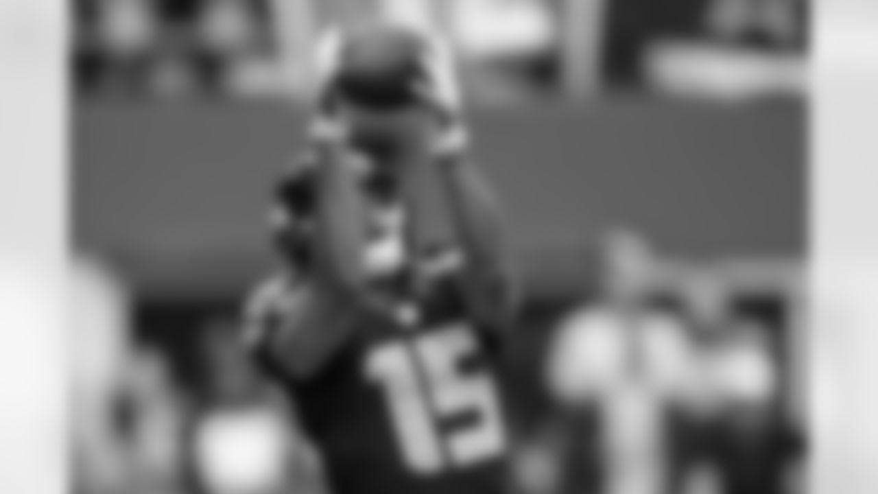 Seattle's offense started off with a bang as Russell Wilson found Jermaine Kearse open down the right sideline for a long gain.