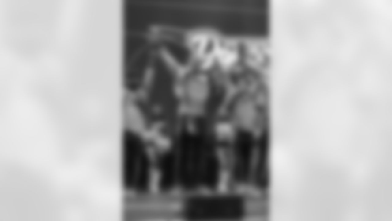 20221127_LVRvsSEA_DANCERS_POTTER-7226