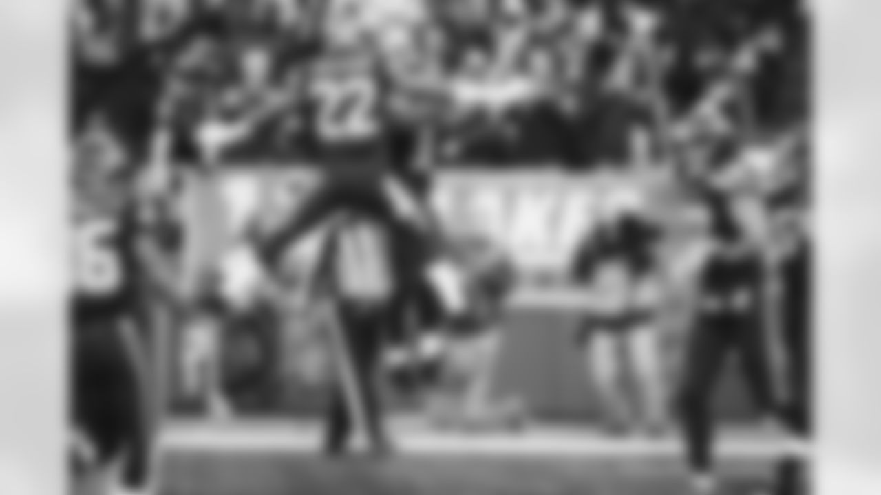 [December 14, 2006]: 49ers 24- Seahawks 14Seattle Seahawks running back Shaun Alexander (37) sits on the ground after fumbling against the San Francisco 49ers in the first quarter Thursday, Dec. 14, 2006, at Qwest Field in Seattle. The Seahawks recoverd the ball. (AP Photo/Ted S. Warren)