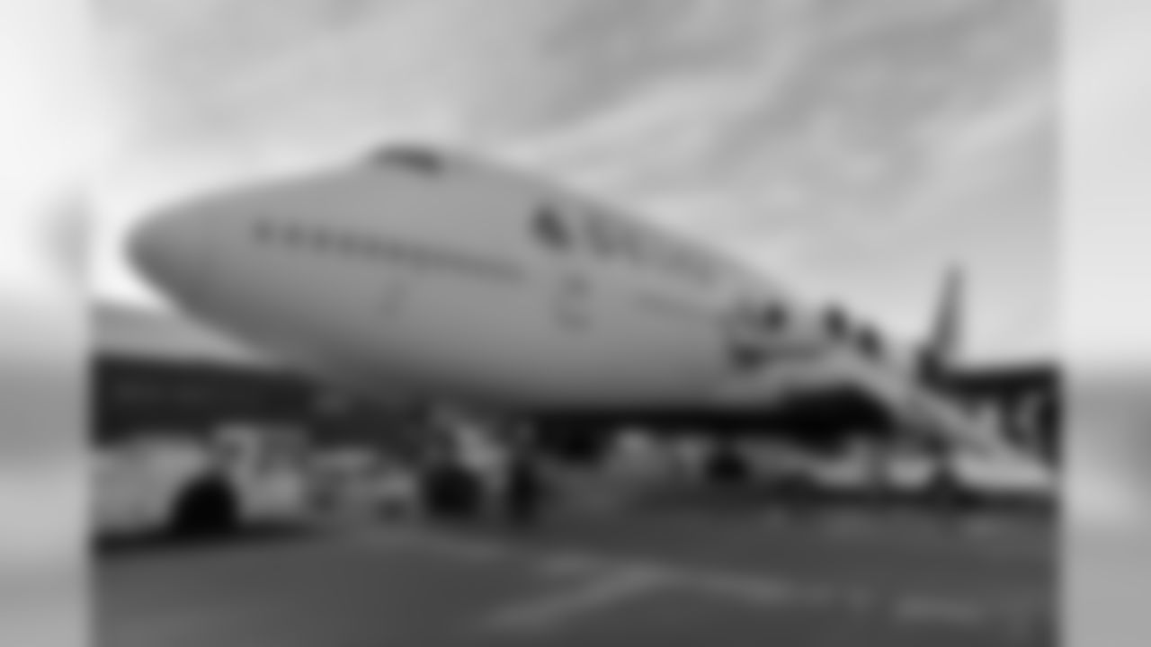 The Seahawks boarded a Boeing 747 for the round-trip to Dallas. It was the last flight of a Delta 747 before the fleet was retired by the airline.