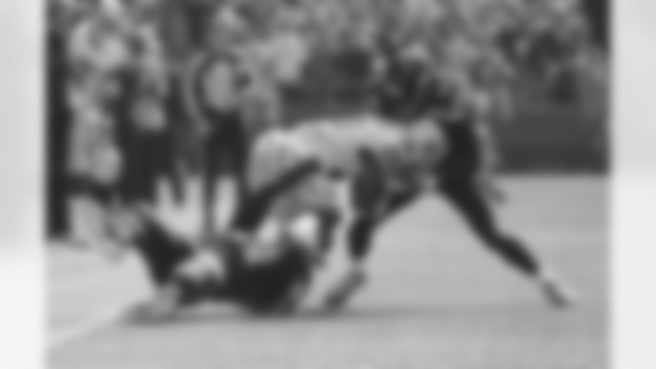 [November 5, 1978]: 31 Seahawks - Bears 29 Chicago Bears running back Walter Payton (34) leaves Seattle Seahawks cornerback Cornell Webster (38) sprawling as he gains 11 yards with a pass from quarterback Bob Avellini in first quarter, Sunday, Nov. 5, 1976 in Chicago. Play was good for a first down. (AP Photo)