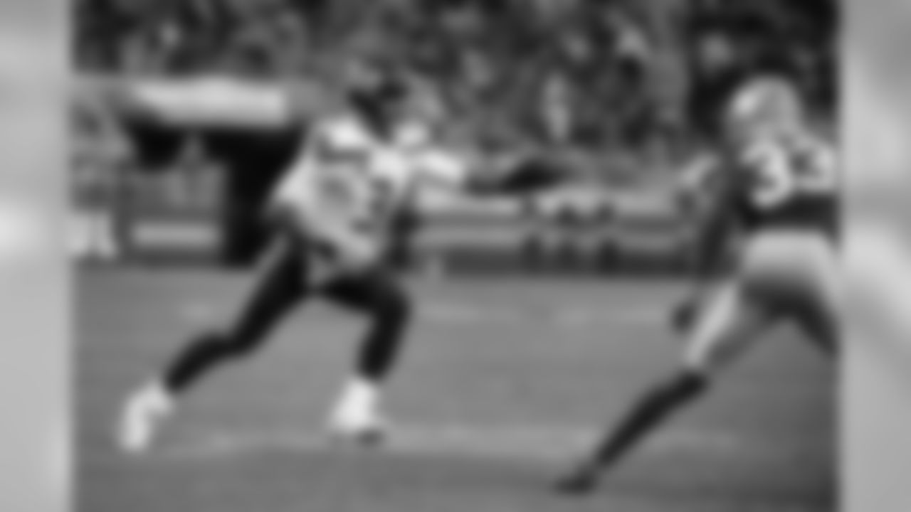 Seattle's Russell Wilson pitches an option lateral to teammate Tyler Lockett.