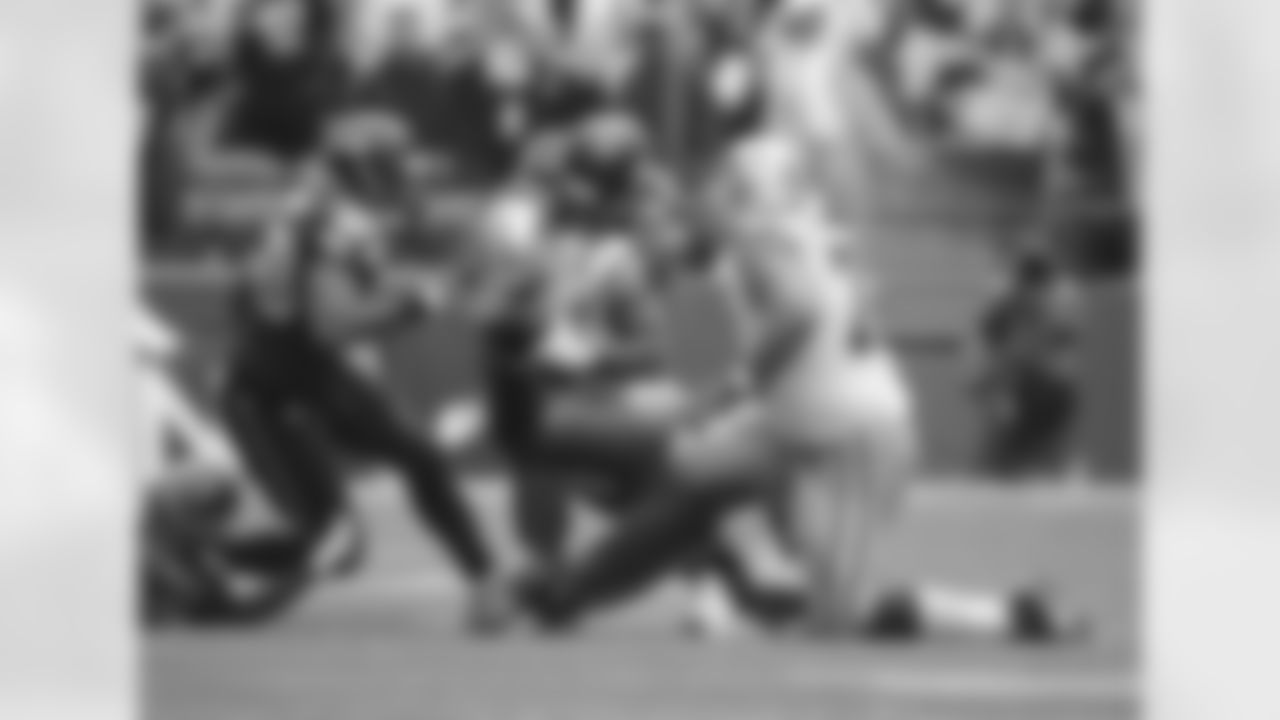 [November 18, 2007]: Seahawks 30 - Bears 23Linebacker Julian Peterson #59 of the Seattle Seahawks eyes the quarterback against the Chicago Bears on Sunday, November 18, 2007 in Seattle, Washington. (AP Photo)