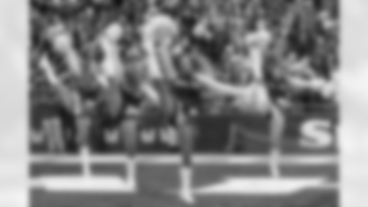 20221211_CARvsSEA_Dancers_POTTER-97