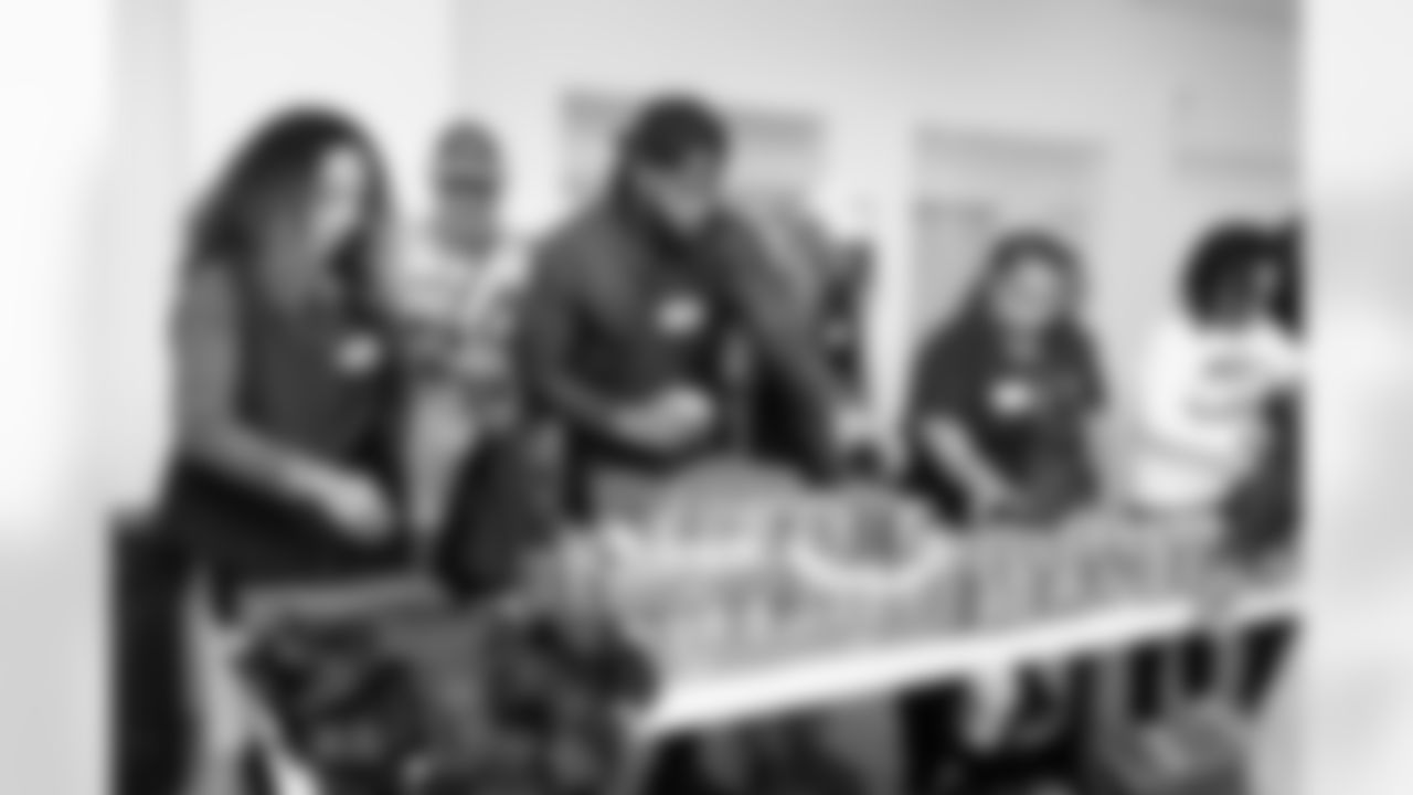 Seahawks linebacker Jordyn Brooks Campbell's® Chunky® donated 10,000 cans of soup to Plymouth Housing on November 1, 2022.