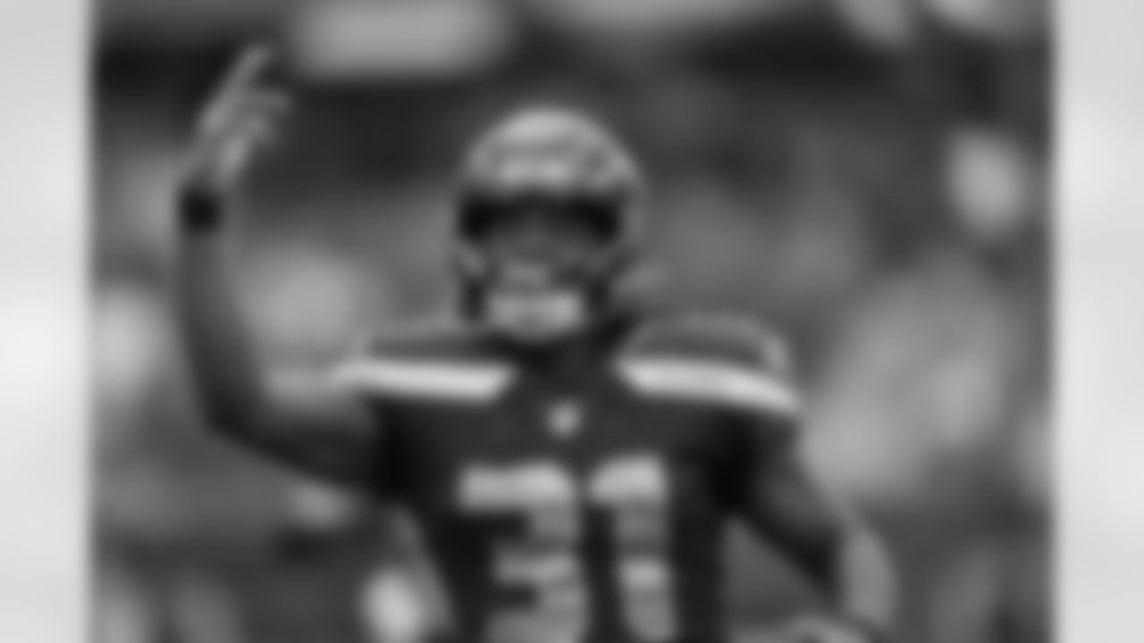 The best photos of Seahawks running back DeeJay Dallas from the 2022 season.