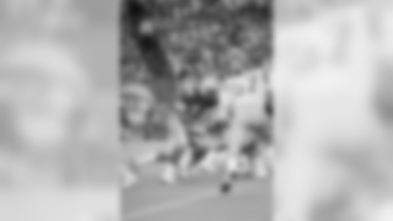 Franco Harris (34) who only earlier last week signed with the Seattle Seahawks, carries the ball in the second quarter of the Seattle-San Diego National Football League game in the Kingdome in Seattle, Sept. 9, 1984. (AP Photo/Betty Kumpf)