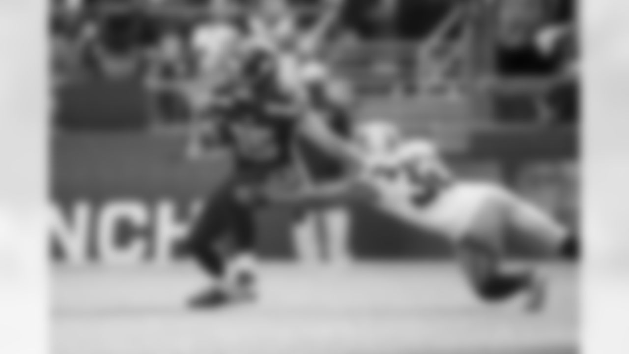 [September 9, 1990]: Bears 17 - Seahawks 0 Seattle Seahawks head coach Chuck Knox hears words of encouragement from Bears head coach Mike Ditka following the Seahawks 17-0 loss to the Chicago Bears on September 9, 1990 at Soldier Field in Chicago, Illinois. (AP Photo/NFL Photos)